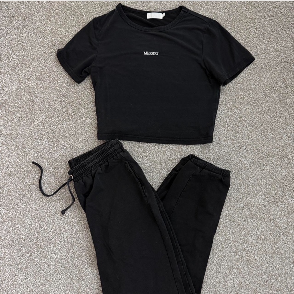 Meshki baby Tee & Jogger Set in size small🖤